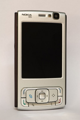 Kredi: Wikimedia Commons / Asim18 2007 Nokia N95, sürgülü bir tuş takımına sahipti.